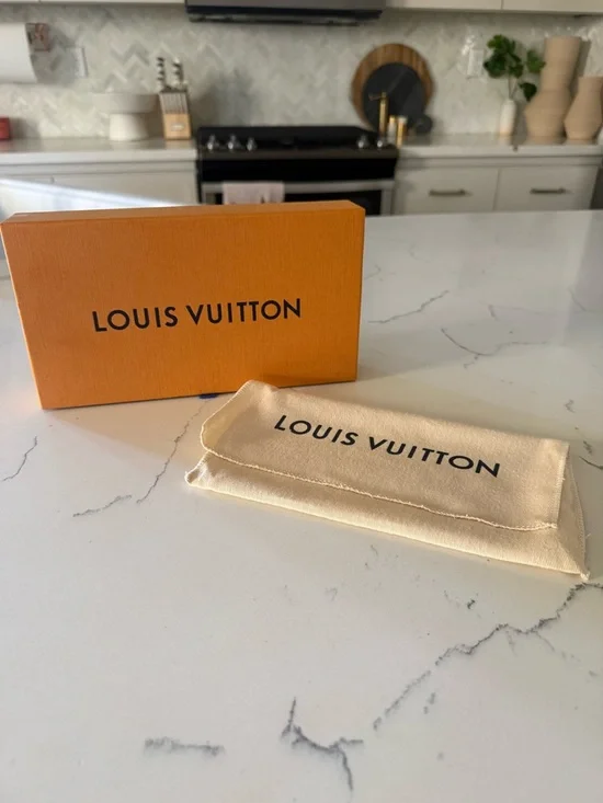 Louis Vuitton Damier Zippy Wallet - Cream and White - Picture 10 of 10